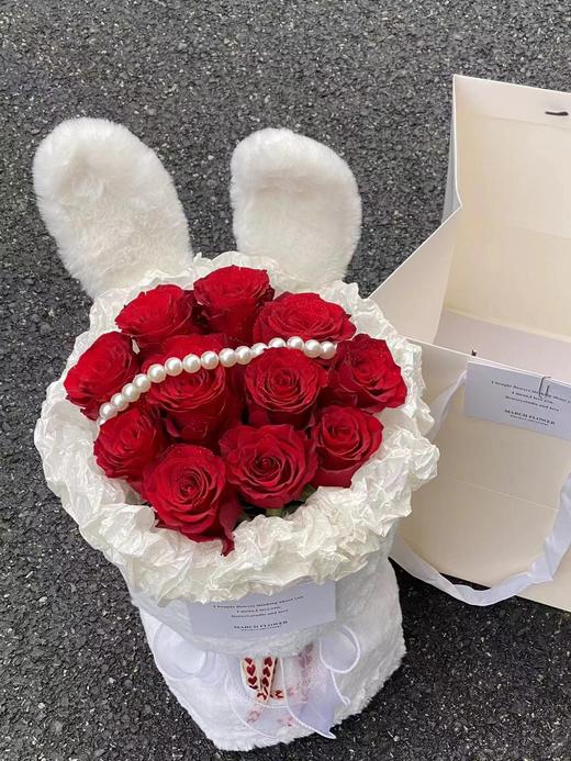 纯色玫瑰兔耳朵花束 商品图3