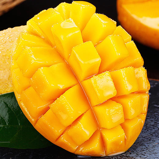 小台农芒果 ——水果中的“小甜心” 台农芒果甜度极高，核小皮薄肉厚，果肉细致无纤维，风味可口、外观讨好，肉质好、入口酥、香味浓、纤维细，是芒果中身价最俊俏的品种。 商品图4