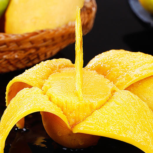 小台农芒果 ——水果中的“小甜心” 台农芒果甜度极高，核小皮薄肉厚，果肉细致无纤维，风味可口、外观讨好，肉质好、入口酥、香味浓、纤维细，是芒果中身价最俊俏的品种。 商品图5