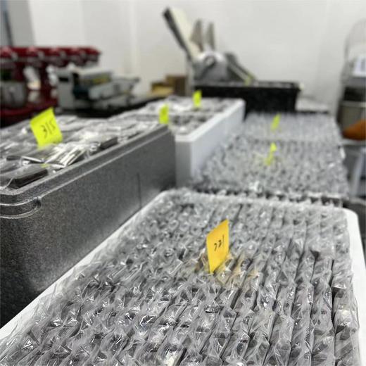 【甜久荟 伴手礼~10个巧克力布朗尼】包装会根据季节变换 巧克力控最爱！男士最爱！巧克力榛子外壳包裹着布朗尼蛋糕  常温或冷藏保存食用 冷冻保存一个月 米其林餐厅选用72%可可 益身体 佳配咖啡 茶酒 商品图3