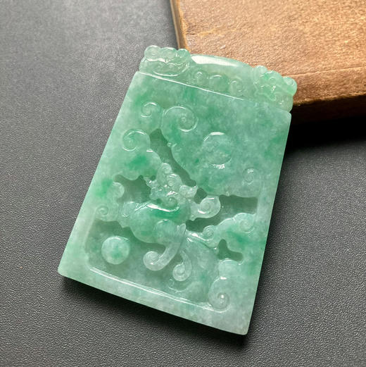 糯种飘阳绿翡翠大龙牌 商品图1