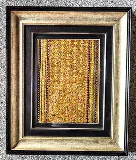 深山集市 黄平衣绣片画框31.5*22.5cm