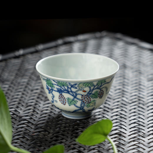 青花斗彩葡萄纹杯 商品图2