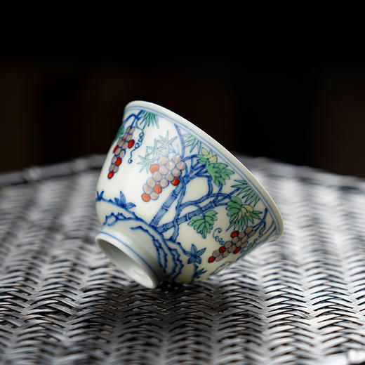 青花斗彩葡萄纹杯 商品图3