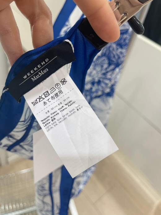 国内现货！MaxMara真丝丝巾青花瓷配色 799元配购物袋 商品图1