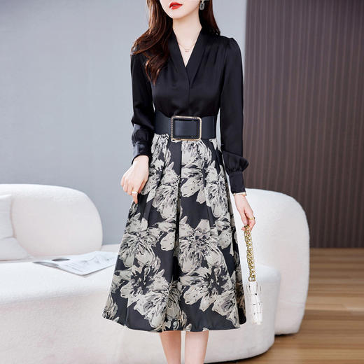 HRWS23039  2023年新款春装黑色拼接花朵V领泡泡袖中腰大摆型长袖连衣裙 商品图0