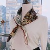 【甄珠贝·时尚高级感系列】70*70cm双面异色【马头碎片】丝巾和【雏菊】胸花和珍珠丝巾扣三件套礼盒 商品缩略图2