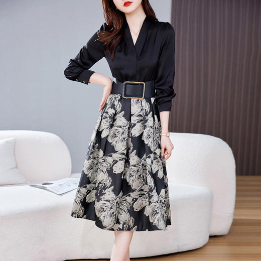 HRWS23039  2023年新款春装黑色拼接花朵V领泡泡袖中腰大摆型长袖连衣裙 商品图3