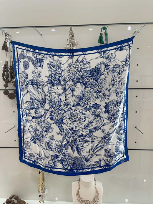 国内现货！MaxMara真丝丝巾青花瓷配色 799元配购物袋 商品图0