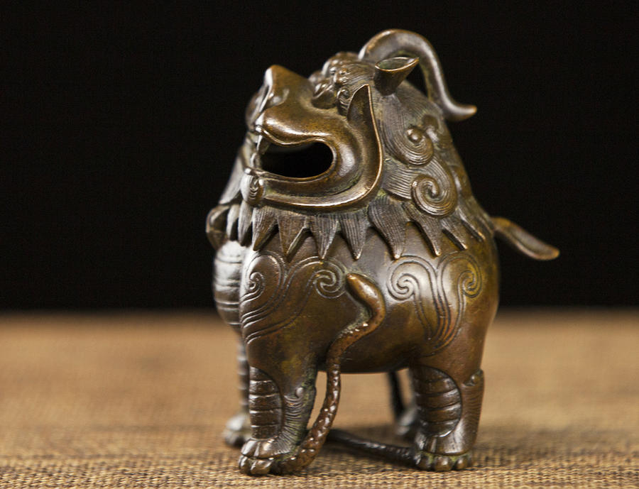 瑞兽甪端（lù duān）四足香炉