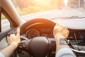 学车时经常把方向盘打死，为何自己开车就不可以呢？真的会伤车吗