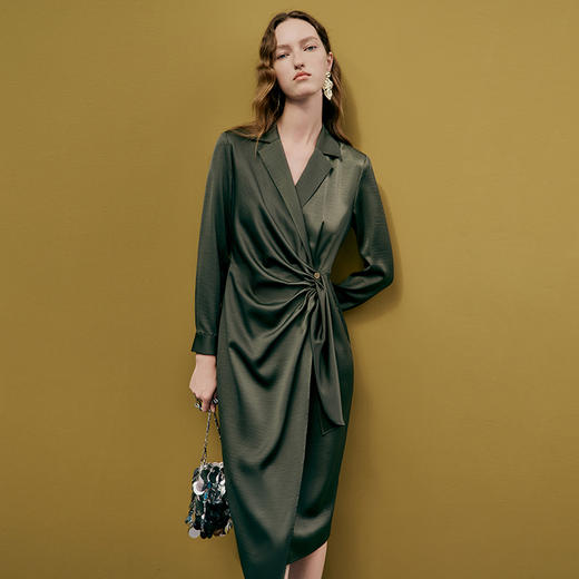 EITIE爱特爱春季新款气质收胸褶皱收腰翻领修身显瘦连衣裙女7307032 商品图4