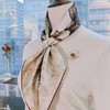 【甄珠贝·时尚高级感系列】70*70cm双面异色【马头碎片】丝巾和【雏菊】胸花和珍珠丝巾扣三件套礼盒 商品缩略图0