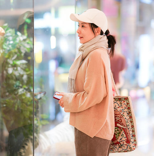 【现货】Loi女士春秋款BABY绒慵懒风V领松密度羊绒衣 商品图4