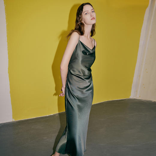 EITIE爱特爱夏季新款气质性感荡领吊带开叉连衣裙7307031 商品图2