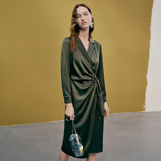 EITIE爱特爱春季新款气质收胸褶皱收腰翻领修身显瘦连衣裙女7307032 商品图2