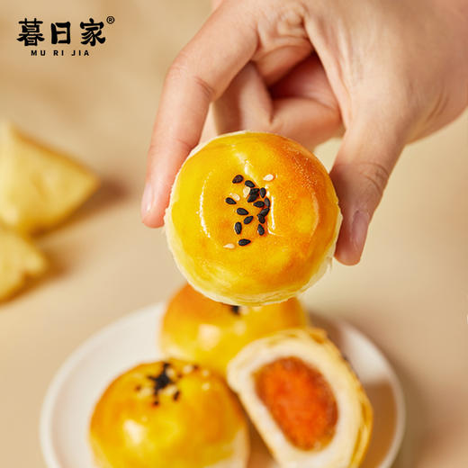 【暮日家凤梨蛋黄酥】45克/枚，5枚/份（2份起默认合并为10枚/箱或15枚/箱发货），凤梨馅料果肉含量≥70%，硬核品质，新鲜做新鲜发，酸甜可口，好吃不腻。 商品图5