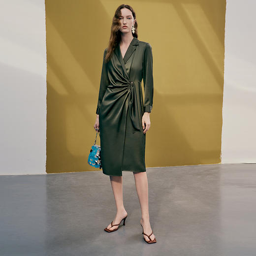 EITIE爱特爱春季新款气质收胸褶皱收腰翻领修身显瘦连衣裙女7307032 商品图1