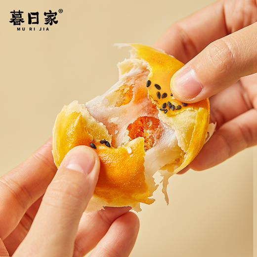 【暮日家凤梨蛋黄酥】45克/枚，5枚/份（2份起默认合并为10枚/箱或15枚/箱发货），凤梨馅料果肉含量≥70%，硬核品质，新鲜做新鲜发，酸甜可口，好吃不腻。 商品图7