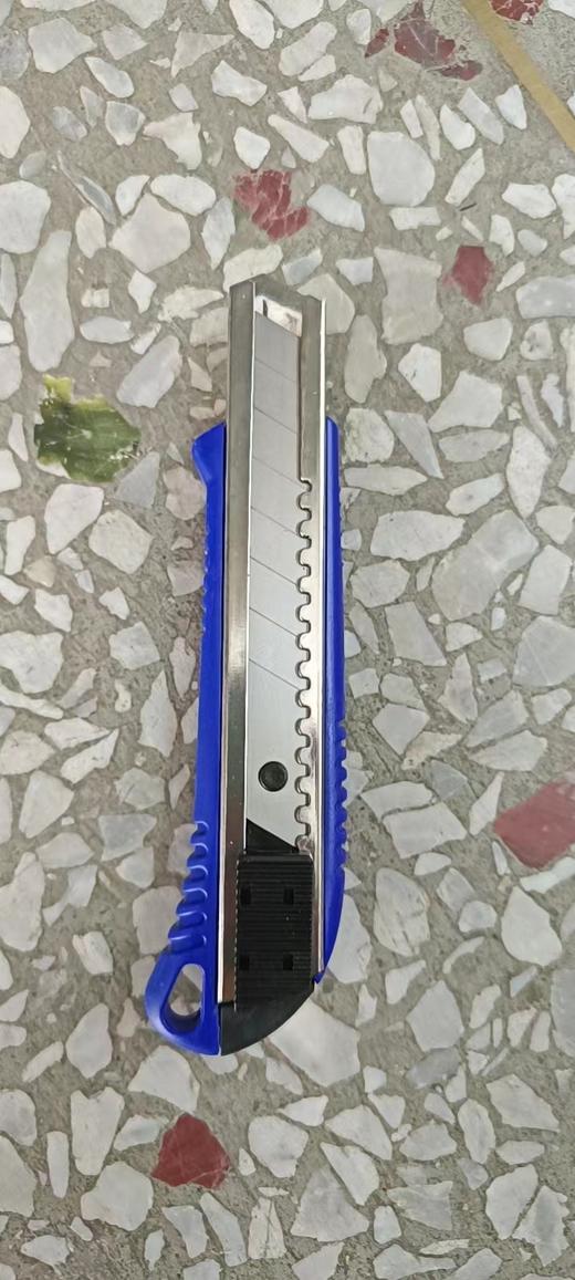 威达塑柄推钮/双色柄/三连发美工刀 商品图0