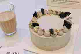 黑芝麻蛋糕 黑芝麻戚风底，上面厚厚的全是黑芝麻慕斯  欢迎提前预定，当日订单或加急请拍下备注，我们会与您联系