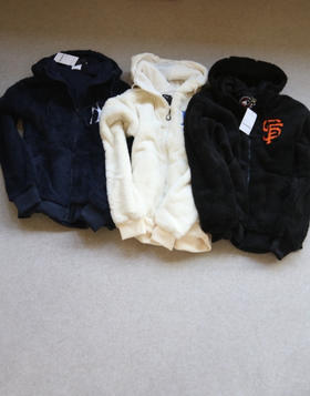 简单粗暴的 哈！情侣段 MLB Fcrb 毛绒绒的 连帽款 外套 3色入