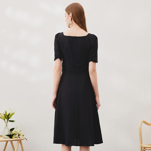 EITIE爱特爱春季新品方领简约优雅束腰显瘦连衣裙6907636 商品图4