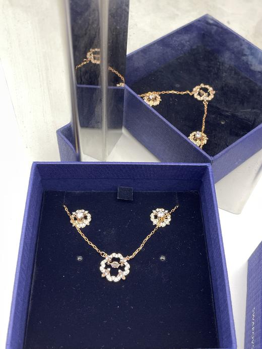 Swarovski 施华洛世奇闪动花朵项链耳钉套装金色 商品图6