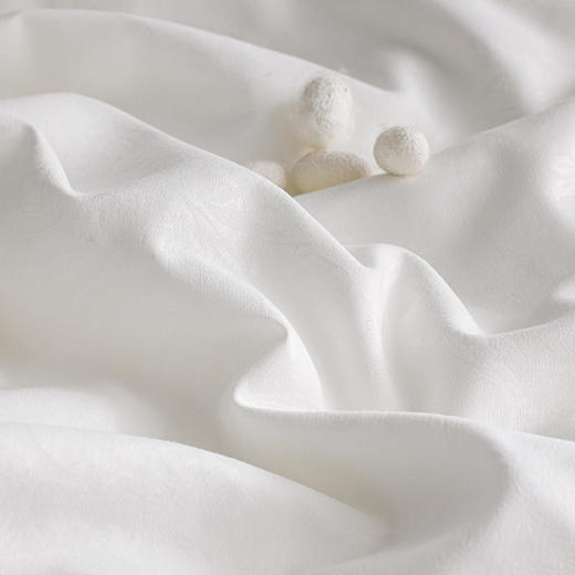 钱皇·花时 高端床品的优选材料，100%桑蚕丝填充（短丝），质感好，柔润细腻， 吸湿透气，轻若无物，舒适的像睡在云朵里 商品图3