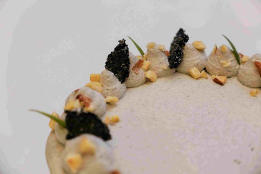 黑芝麻蛋糕 黑芝麻戚风底，上面厚厚的全是黑芝麻慕斯  欢迎提前预定，当日订单或加急请拍下备注，我们会与您联系 商品图2