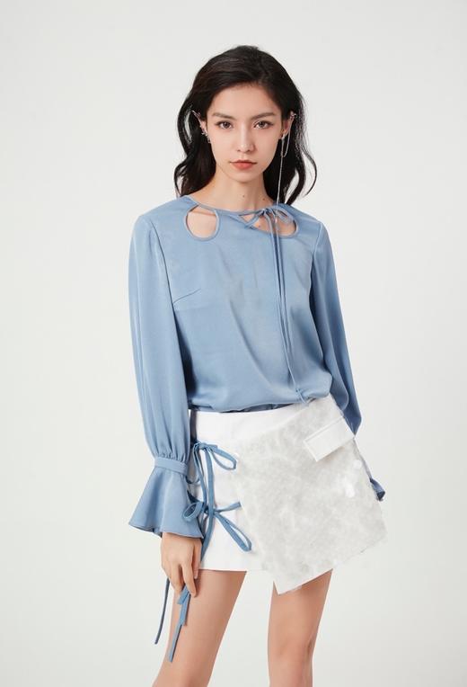 蓝色缎面醋酸镂空领口衬衣 商品图1