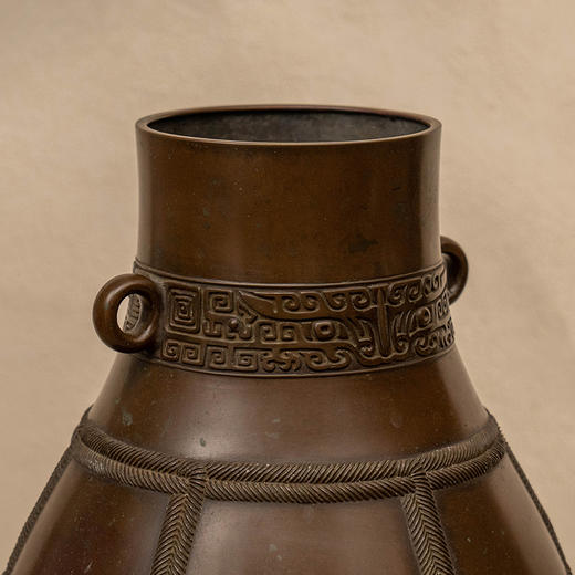 藏六居造青铜双耳绳纹赏瓶 商品图2