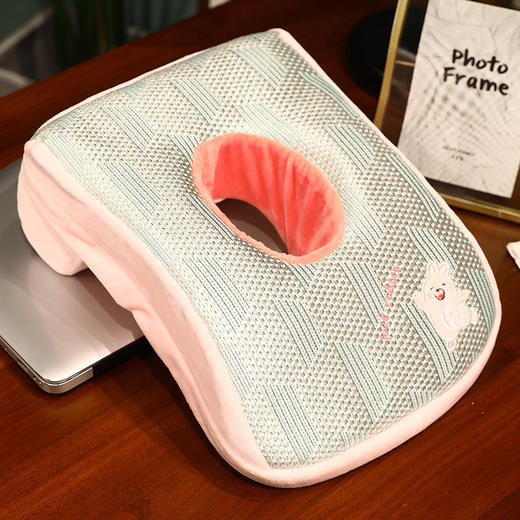 「四款可选！丝滑冰爽」卡通毛绒冰藤凉席记忆棉午睡枕 办公室睡枕趴枕靠枕学生趴趴枕居家布艺 商品图8