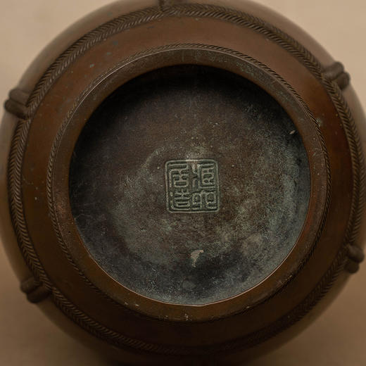 藏六居造青铜双耳绳纹赏瓶 商品图3