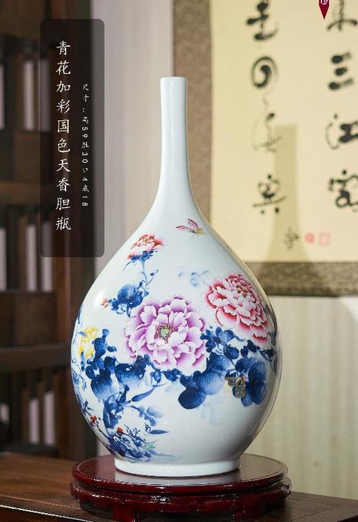 青花加彩国色天香胆瓶 商品图0