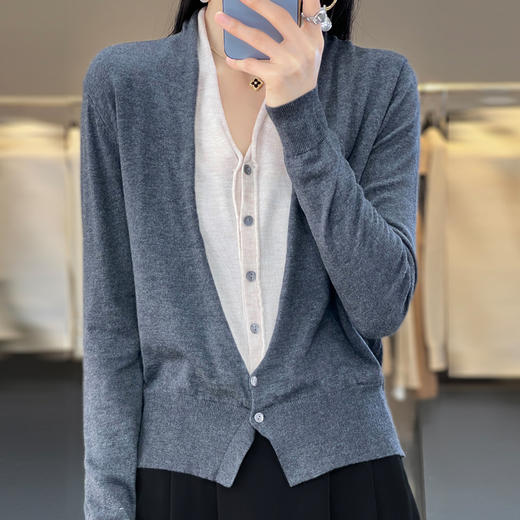 QHJY-JY23001春季新款V领假两件开衫女长袖外套女装时尚气质精仿羊毛针织衫 商品图0