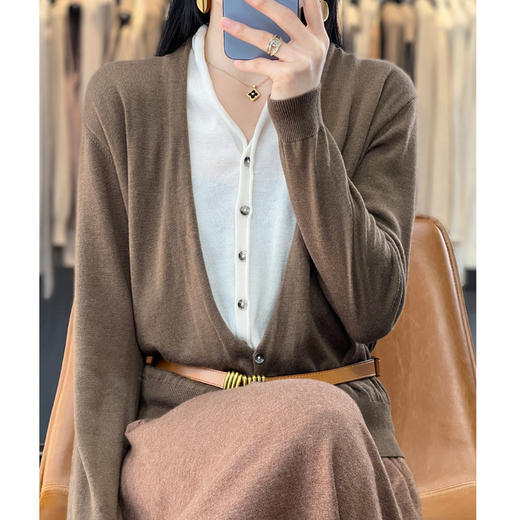 QHJY-JY23001春季新款V领假两件开衫女长袖外套女装时尚气质精仿羊毛针织衫 商品图7