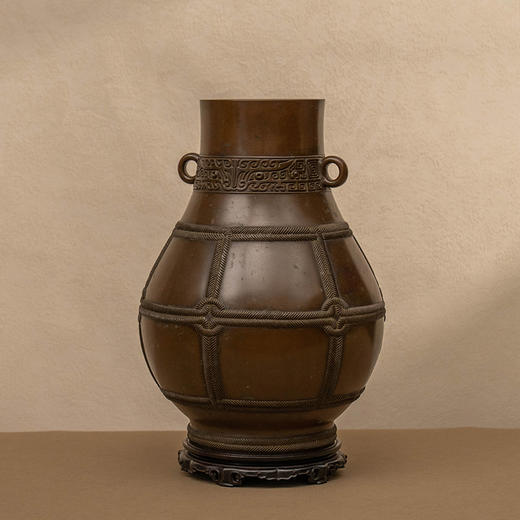 藏六居造青铜双耳绳纹赏瓶 商品图4