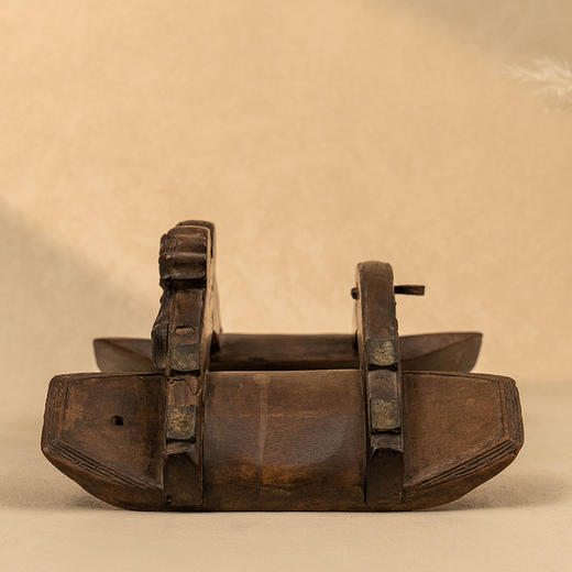 清 黄花梨雕狮子滚绣球马鞍 商品图3