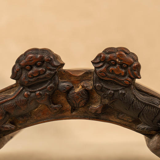 清 黄花梨雕狮子滚绣球马鞍 商品图2