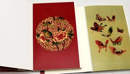 主题笔记本：《织色入史笺》两册，100g米色道林纸，21cm*13cm，合售40元。

装帧：锁线薄胶并用帆布包边，可大尺度近180度平摊，随心书写，随意勾画，每册内页160页，18幅图 商品图4