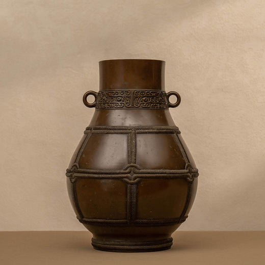 藏六居造青铜双耳绳纹赏瓶 商品图1