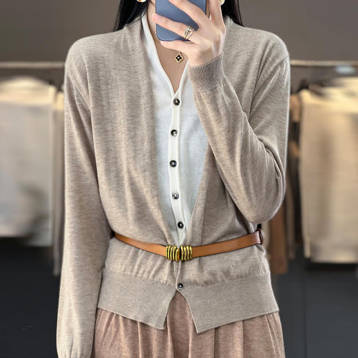 QHJY-JY23001春季新款V领假两件开衫女长袖外套女装时尚气质精仿羊毛针织衫 商品图1