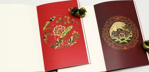 主题笔记本：《织色入史笺》两册，100g米色道林纸，21cm*13cm，合售40元。

装帧：锁线薄胶并用帆布包边，可大尺度近180度平摊，随心书写，随意勾画，每册内页160页，18幅图 商品图9