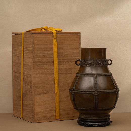 藏六居造青铜双耳绳纹赏瓶 商品图0