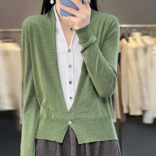 QHJY-JY23001春季新款V领假两件开衫女长袖外套女装时尚气质精仿羊毛针织衫 商品图3