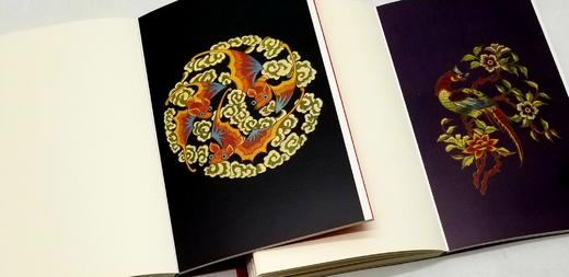 主题笔记本：《织色入史笺》两册，100g米色道林纸，21cm*13cm，合售40元。

装帧：锁线薄胶并用帆布包边，可大尺度近180度平摊，随心书写，随意勾画，每册内页160页，18幅图 商品图6