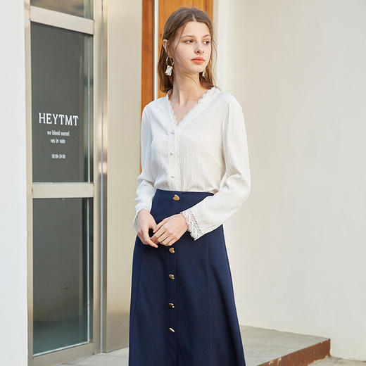 OLrain欧芮儿法式白色长袖衬衫女早春2023新款设计感小众V领衬衣 商品图3