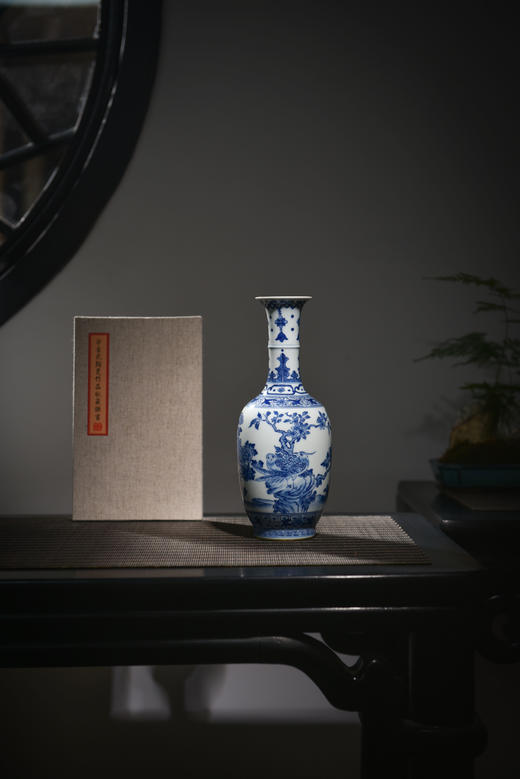 青花锦鸡牡丹瓶 商品图0
