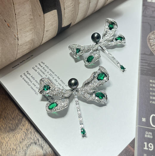 甄珠贝 蜻蜓胸针 进口大溪地黑珍珠9mm左右 超强品质 纯手工满捷克钻镶 珍珠基本无暇 强光 正圆精品珠 商品图3